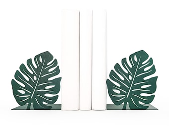 Groene metalen boekensteunen met monsterablad: tropisch plankdecor