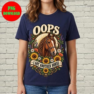 Puede incluir: Una camiseta azul marino con un estampado gráfico de un caballo marrón con brida, rodeado de girasoles y flores moradas. El texto OOPS está impreso sobre el caballo y el texto I GOT ANOTHER HORSE aparece en una cinta debajo.