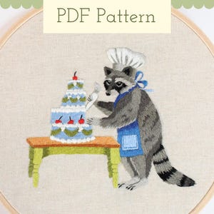 Padrão de bordado com linha de guaxinim assando um bolo: desenho de animal da floresta (padrão em PDF)