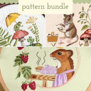 Op de afbeelding: Geborduurde patroonbundel met drie ontwerpen: een kikker onder een paraplu, een muis met een mand en een chipmunk met een taart. De tekst "pattern bundle" staat bovenaan. Elk ontwerp is omlijst in een houten hoepel.