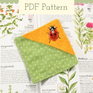 Puede incluir: Un patrón PDF para una posavasos de tela con una mariquita sobre un fondo amarillo y un fondo verde con signos más blancos. El patrón se muestra en un libro con ilustraciones botánicas y texto.