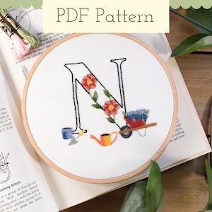 Padrão de bordado de letras florais PDF - Bastidor de bordado inicial - Padrão de monograma bordado à mão
