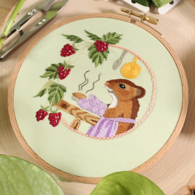 closeup of the baking mouse embroidery pattern
