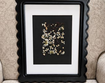 オリジナル押し花アート作品 – 白い花々のボタニカルウォールアート（11x14インチ）