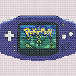 Könnte beinhalten: Ein Kreuzstichmuster einer violetten tragbaren Videospielkonsole. Der Bildschirm zeigt das gelbe Pokémon-Logo über einer grün-blauen, verpixelten Landschaft. Die Konsole verfügt über ein weißes Steuerkreuz, zwei weiße Tasten und ein kleines grünes Licht.