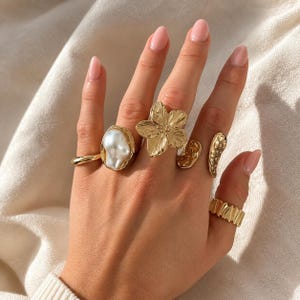 Boho Gold Ring Set 5 Piece Adjustable Statement Stack Pearl Flower Rings Coastal Jewellery Chunky Gold Fashion Rings