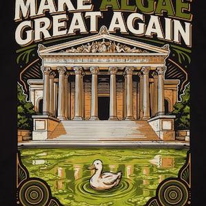 Könnte beinhalten: Ein schwarzes T-Shirt mit einer grafischen Illustration eines klassischen Tempels mit Säulen und Giebel, der hinter einem mit grünen Algen gefüllten Teich liegt. Eine weiße Ente schwimmt in der Mitte des Teichs. Der Text "MAKE ALGAE GREAT AGAIN" ist in weißen und grünen Buchstaben über dem Tempel gedruckt.