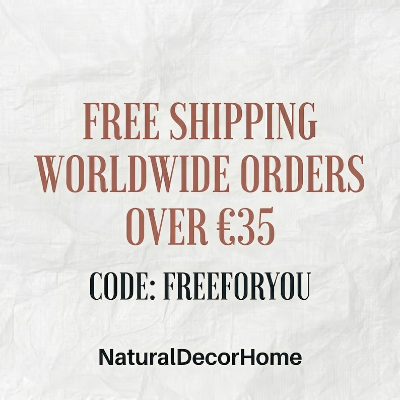 Puede incluir: Un fondo blanco texturizado con texto marr&oacute;n que dice FREE SHIPPING WORLDWIDE ORDERS OVER &euro;35, seguido del texto negro CODE: FREEFORYOU y el texto negro NaturalDecorHome en la parte inferior de la pantalla gr&aacute;fica.