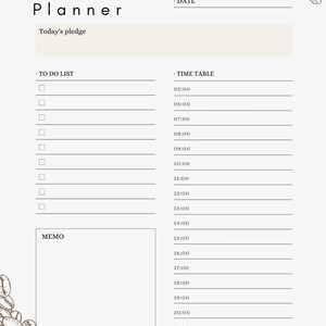 Op de afbeelding: Een dagplanner-pagina met een lichtbeige achtergrond en bruine koffieboon-illustraties in de hoeken. Het bevat secties voor datum, dagdoel, een takenlijst met selectievakjes, een tijdschema van 05:00 tot 22:00 uur en een notitievak.