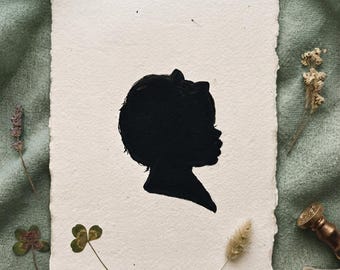 Retrato de silueta personalizado, pintado a mano sobre papel de algodón con bordes irregulares – Arte de herencia personalizado