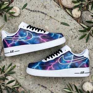 Baskets Air Force 1 personnalisées violettes et bleues Galaxy Lightning peintes à la main, chaussures AF1 Cosmic Storm, cadeau d'anniversaire ou de remise de diplôme pour lui ou elle