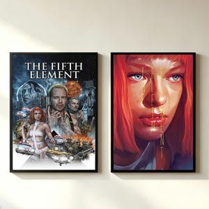 Peut inclure: Deux affiches de film encadrées pour Le Cinquième Élément. L'affiche de gauche présente un collage de personnages, de voitures volantes et d'une planète sur fond bleu foncé. L'affiche de droite montre un portrait en gros plan aux cheveux orange.