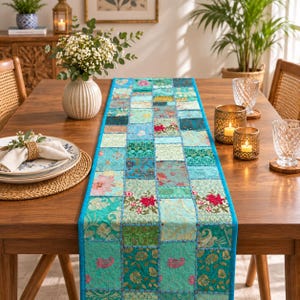 Chemin de table patchwork bohème, chemin de table Kantha fait main, décoration de table textile indienne, décoration intérieure bohème.