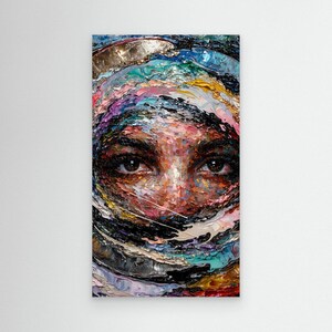 Puede incluir: Una pintura al óleo sobre lienzo que muestra un retrato en primer plano de un rostro parcialmente oculto por gruesas capas texturizadas de pintura al impasto. La obra presenta una paleta vibrante de trazos azules, rosas, amarillos y negros.