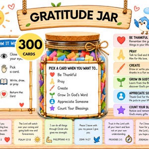Puede incluir: Un frasco de gratitud de vidrio transparente con tapa de corcho, lleno de 300 tarjetas de papel de colores. El frasco tiene una etiqueta con instrucciones e iconos para actividades como orar y ser agradecido. Incluye elementos decorativos y texto.