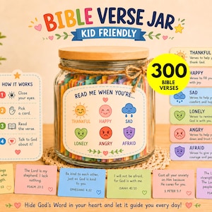Może przedstawiać: Przezroczysty szklany słoik z drewnianą pokrywką wypełniony kolorowymi paskami papieru, z etykietą Bible Verse Jar Kid Friendly. Etykieta zawiera sześć ikon emocji: Thankful, Happy, Sad, Lonely, Angry i Afraid. Zawiera 300 wersetów biblijnych.