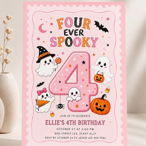 Pode incluir: Um convite de aniversário retangular cor-de-rosa com o texto FOUR EVER SPOOKY e ELLIE'S 4TH BIRTHDAY. O design inclui um grande número 4 cor-de-rosa, fantasmas, uma abóbora, um morcego, uma aranha e estrelas num fundo rosa claro.