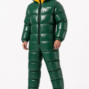 Puede incluir: Un mono acolchado de cuerpo entero en color verde oscuro brillante que presenta una capucha con forro interior amarillo intenso, una cremallera frontal negra y el texto blanco PXH impreso en el pecho. La prenda tiene mangas y perneras largas.