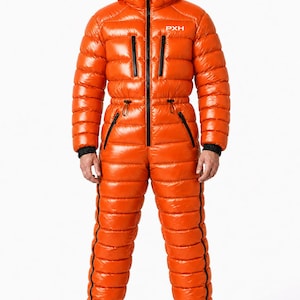 Puede incluir: Un traje de nieve de una pieza, acolchado, de color naranja brillante y acabado lustroso, con capucha, cremalleras negras y ribetes negros. La prenda presenta el texto PXH en blanco en el pecho, cintura con cordón y mangas largas.