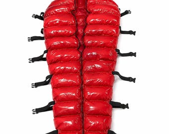Saco de dormir acolchado de nailon rojo brillante con capucha y correas de compresión / Saco de dormir tipo capullo brillante