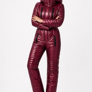 Vinröd glänsande nylonpufferjumpsuit, quiltad vinterbody med huva