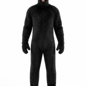 Può includere: Un costume integrale in pelliccia sintetica nera con cappuccio integrato coordinato che copre la testa e il viso, lasciando scoperti solo gli occhi e la bocca. La tuta presenta maniche lunghe con muffole attaccate e copre interamente i piedi.