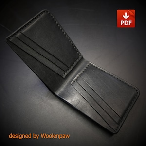 Könnte beinhalten: Ein schwarzes Leder-Bifold-Portemonnaie mit mehreren Kartenfächern und genähten Kanten. Das Innere verfügt über zwei vertikale Kartenfächer auf jeder Seite. Der Text "designed by Woolenpaw" ist in Orange gedruckt und ein rotes PDF-Symbol ist zu sehen.