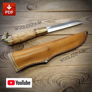 Peut inclure: Un couteau à lame fixe avec une lame en métal poli, un manche en bois clair avec une mitre en laiton et un étui en cuir beige. Le texte WOOLENPAW est visible sur l'image. Le couteau présente un pommeau incurvé et un bord en cuir cousu.