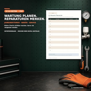 Könnte beinhalten: Eine digitale Wartungsplaner-Vorlage mit einer 12-Monats-Übersichtstabelle, deutschem Text und einem klaren Layout. Das Dokument ist an einer dunkelgrünen Lochwand befestigt, neben einem Manometer, einem Ventil, einem Schraubendreher und einem Schraubenschlüssel.
