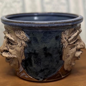Jarrón de cerámica con forma de rostro de anciano de Dorothy Hassfeld – Arte en arcilla azul brillante