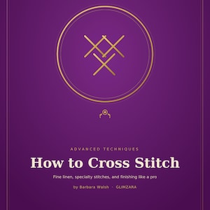 Peut inclure: Une couverture de livre violette intitulée How to Cross Stitch par Barbara Walsh et Glimzara. Elle présente un emblème circulaire doré avec un motif de point de croix, le texte Advanced Techniques, Fine linen, specialty stitches, and finishing like a pro.