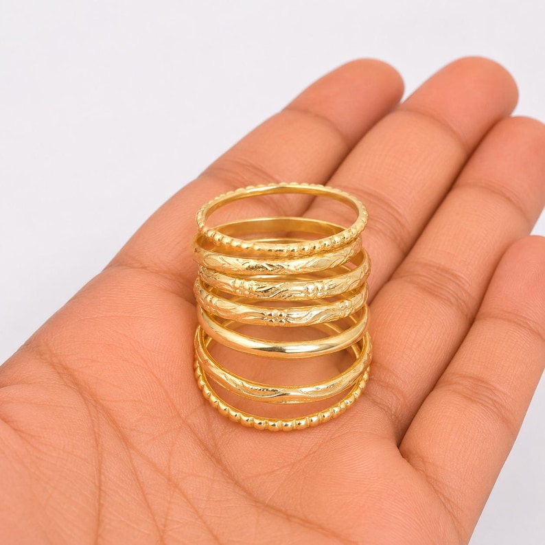 Stapelbara ringar i 18K massivt guld, minimalistiska texturerade band, handgjorda bohemiska smycken bild 5
