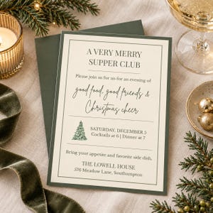 Op de afbeelding: Een rechthoekige, crèmekleurige uitnodigingskaart met een donkergroene rand, voorzien van de tekst A VERY MERRY SUPPER CLUB, Please join us for an evening of good food, good friends & Christmas cheer, een klein groen boomicoon en evenementdetails.