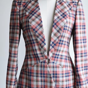 Könnte beinhalten: Ein Blazer mit Karomuster in Rot-, Blau- und Weißtönen, mit langen Ärmeln und einem tiefen V-Ausschnitt. Das Kleidungsstück wird auf einer Schaufensterpuppe mit einer kleinen olivgrünen Fliege präsentiert. Der Text "PDF Sewing Pattern" ist sichtbar.