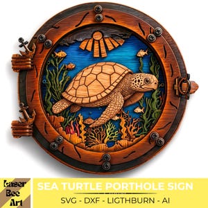 Può includere: Un'insegna circolare in legno a forma di oblò con una tartaruga marina tagliata al laser che nuota tra coralli e alghe su sfondo blu. La cornice marrone presenta dettagli a forma di ancora e viti. Testo: SEA TURTLE PORTHOLE SIGN.