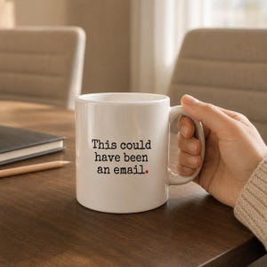 Op de afbeelding: Een witte keramische mok met de zwart gedrukte tekst This could have been an email. en een kleine rode stip aan het einde van de zin. De mok heeft een standaard handvat en een gladde, cilindrische vorm, geschikt voor warme dranken.