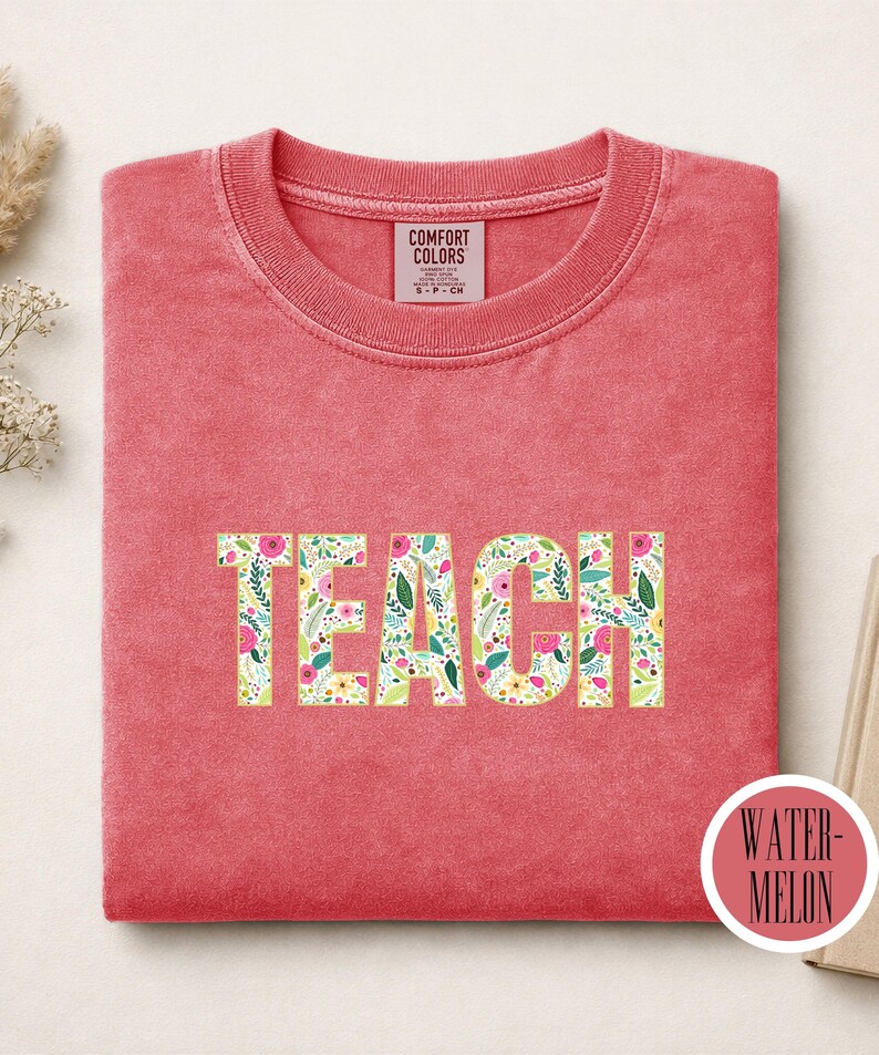 Maglietta TEACH, scritta floreale Comfort Colors®, maglietta grafica per insegnanti, regalo per insegnanti, ritorno a scuola immagine 9