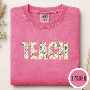 Maglietta TEACH, scritta floreale Comfort Colors®, maglietta grafica per insegnanti, regalo per insegnanti, ritorno a scuola immagine 7