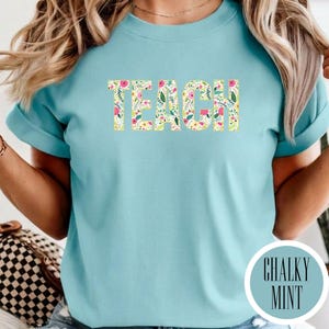 Maglietta TEACH, scritta floreale Comfort Colors®, maglietta grafica per insegnanti, regalo per insegnanti, ritorno a scuola immagine 8
