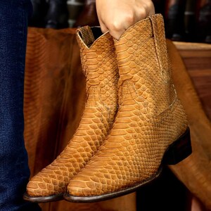 Botas de piel de pitón auténtica: Zapatos de boutique de piel de reptil color marrón claro hechos a medida