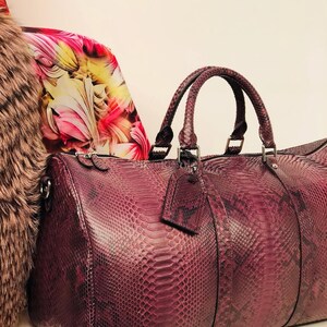 Bolso de lona de piel de pitón auténtica: bolso de boutique de piel de reptil color granate hecho a medida