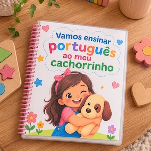 Peut inclure: Un carnet à spirales avec une couverture blanche illustrée d'un dessin animé représentant un enfant serrant un chiot dans ses bras. Le texte indique "Vamos ensinar português ao meu cachorrinho" en bleu, rouge et vert, entouré d'étoiles, de cœurs et de fleurs.
