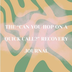 Op de afbeelding: Een journal met een golvend, abstract patroon in saliegroen en gedempt geel. De witte tekst luidt: THE "CAN YOU HOP ON A QUICK CALL?" RECOVERY JOURNAL. Het woord VANSHI is in het wit onderaan in het midden van de kaft gedrukt.