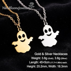 Könnte beinhalten: Zwei Halsketten mit geisterförmigen Anhängern, eine in Gold und eine in Silber. Jeder Anhänger ist 20,2 mm hoch und 18,3 mm breit. Die Ketten sind 45 cm lang mit einer 5 cm Verlängerung. Jede Halskette wiegt 3,8 Gramm.