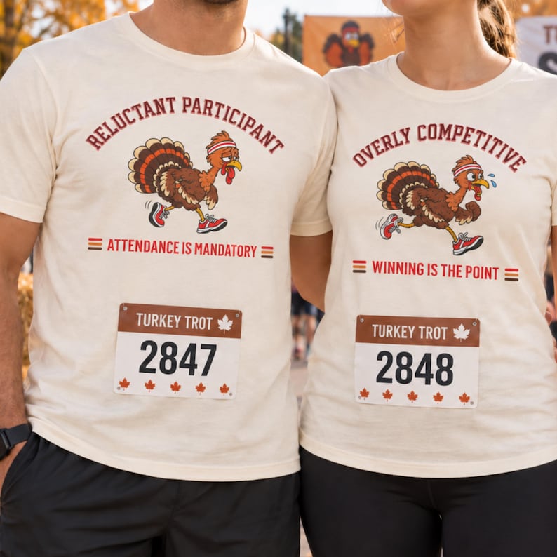 Peut inclure: Deux t-shirts couleur cr&egrave;me avec des graphismes de dinde. Le t-shirt de gauche porte l'inscription RELUCTANT PARTICIPANT et ATTENDANCE IS MANDATORY avec le dossard 2847. Celui de droite indique OVERLY COMPETITIVE et WINNING IS THE POINT avec le dossard 2848.