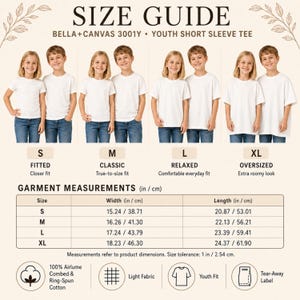Peut inclure: Un guide des tailles pour le t-shirt &agrave; manches courtes pour jeunes Bella+Canvas 3001Y. Il montre quatre enfants portant des t-shirts en tailles S, M, L et XL, avec un tableau des largeurs et longueurs en cm, ainsi que des d&eacute;tails sur le tissu.