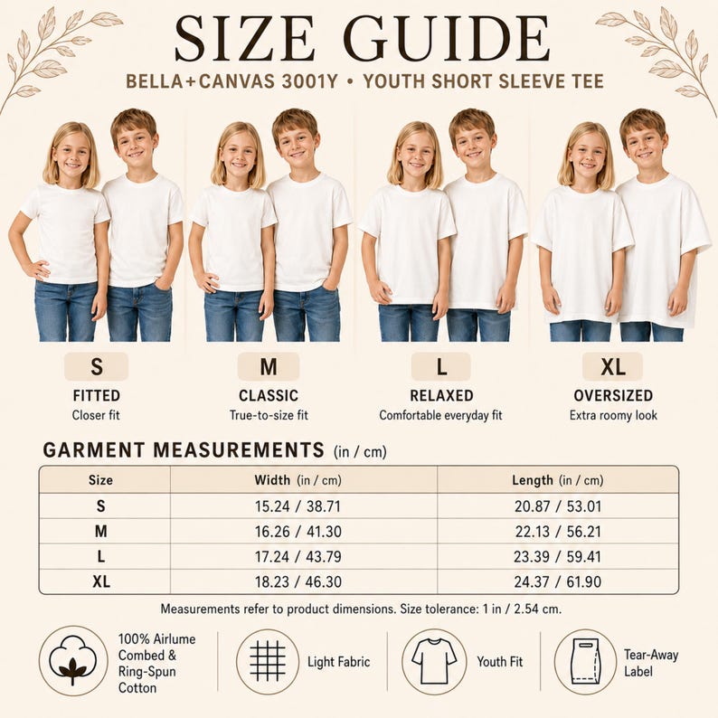 Peut inclure: Un guide des tailles pour le t-shirt &agrave; manches courtes pour jeunes Bella+Canvas 3001Y. Il montre quatre enfants portant des t-shirts en tailles S, M, L et XL, avec un tableau des largeurs et longueurs en cm, ainsi que des d&eacute;tails sur le tissu.