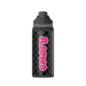 Könnte beinhalten: Eine schwarz-grau karierte Trinkflasche mit einem dunkelgrauen Deckel und einem Trinkverschluss. Der Name "emory" ist vertikal in einer fetten, abgerundeten, leuchtend rosa Schrift mit hellrosa Umrandung auf der Vorderseite des Behälters.