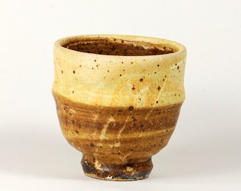 Yunomi, una taza de cerámica, esmaltada en mate.