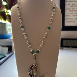 Collier fait main en coquillages et aventurine avec pendentif lune